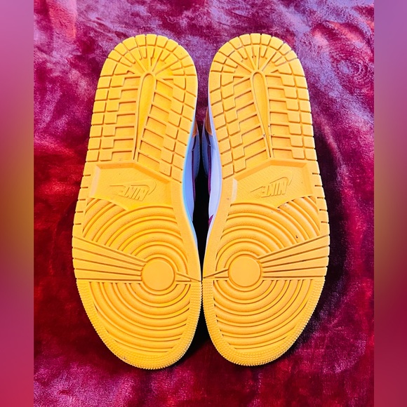 Air Jordan 1 Retro High OG Men's
Color: University Gold/Light Bordeaux/White - Picture 4 of 9